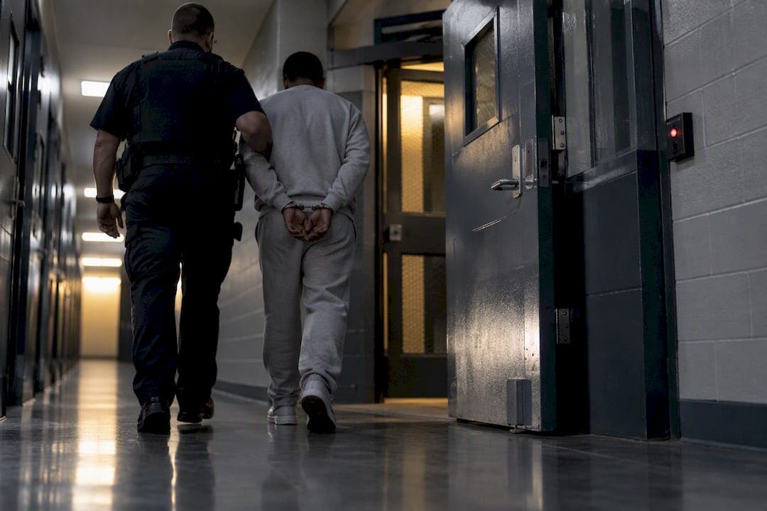 ICE hold después de fianza: qué pasa realmente con la custodia