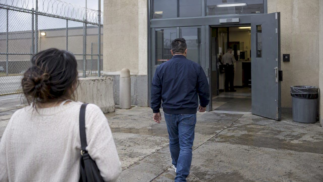 Entregarse y fianza: cómo obtener la libertad en California